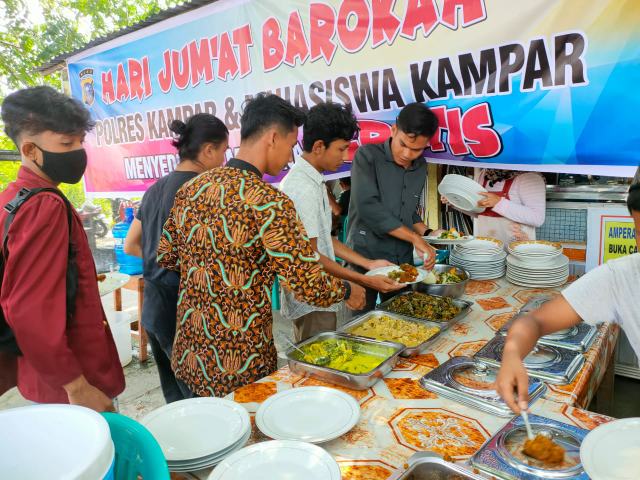 Jumat Barokah, Polres Kampar Sediakan Makan Siang Bagi Mahasiswa dan Masyarakat