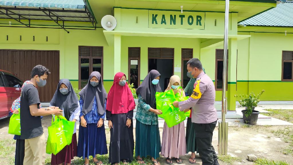 Polsek Tapung Hilir Salurkan Paket Bantuan Peralatan Ibadah dan Peralatan Mandi Untuk Para Santri