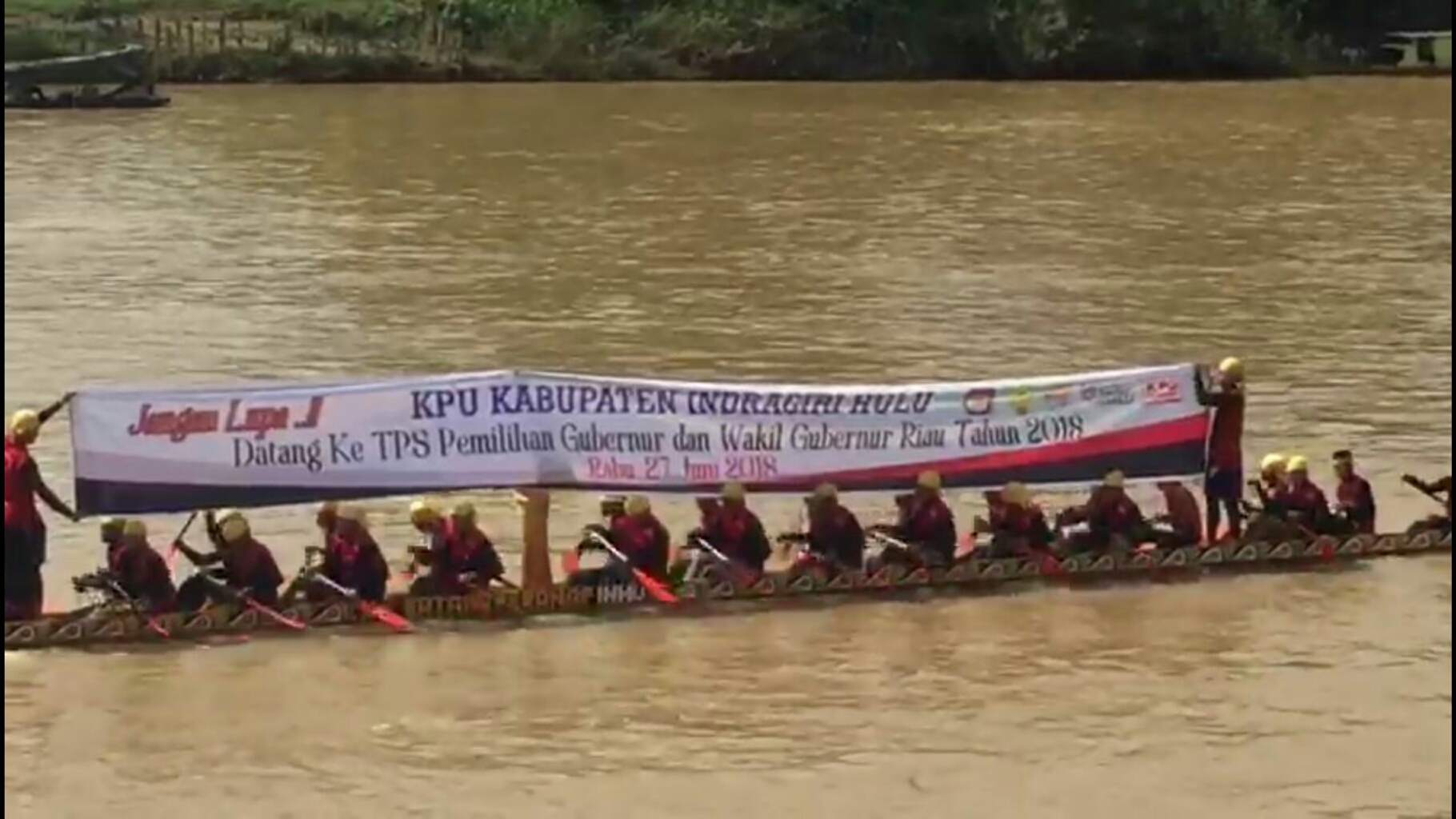 KPU Inhu Sosialisasi Pilgubri di Festival Pacu Sampan Tradisional Rayon I Batang Peranap
