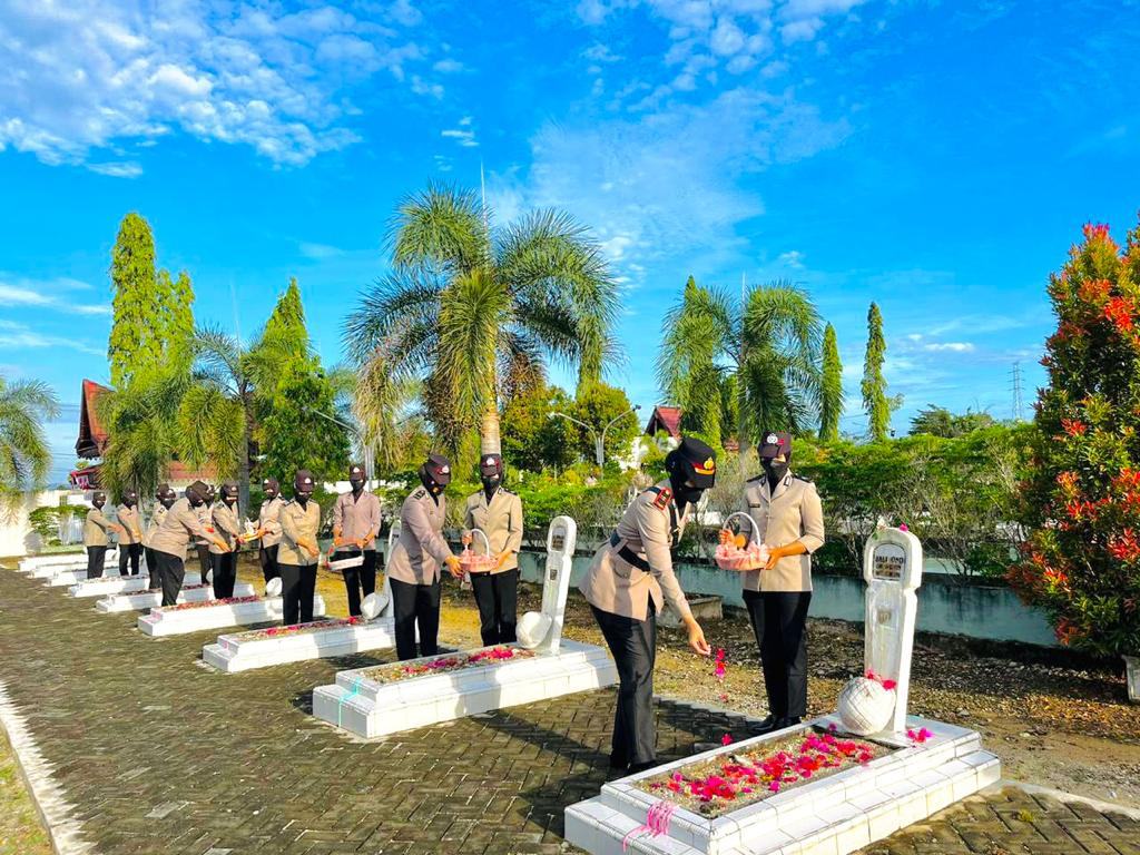 HUT Polwan ke-74, Polwan Polres Kampar Ziarah Taman Makam Pahlawan