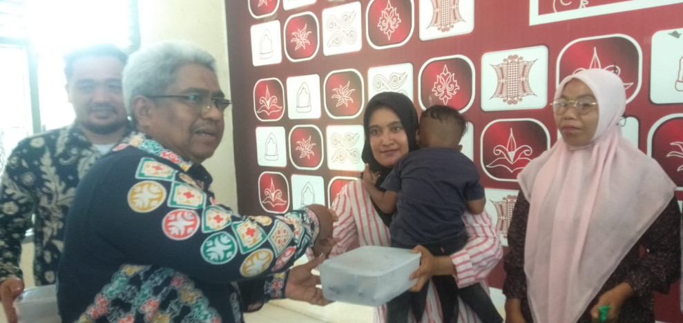 Pj Bupati Aceh Utara Serahkan Bantuan 750 Paket Ikan Segar di Dewantara