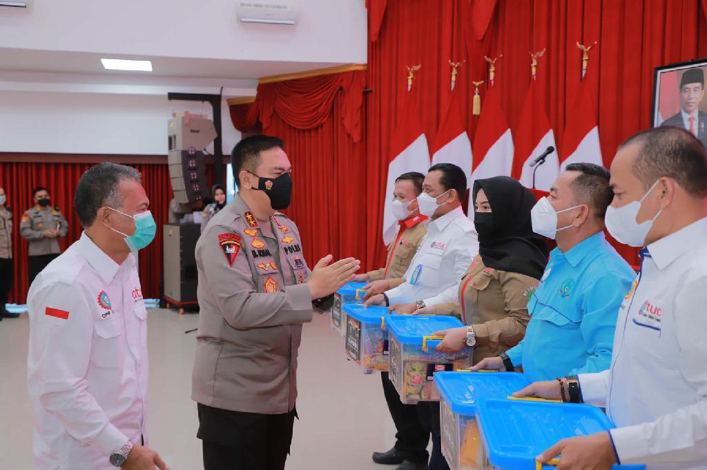 Serahkan Bantuan Kapolri, Kapolda Riau: Ini Perhatian Pak Kapolri Untuk Teman-teman  Buruh