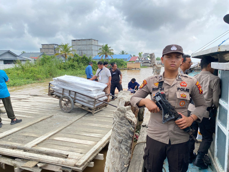 Polsek Kateman Perketat Pengamanan Pengawalan Logistik Pemilu dengan Kekuatan Penuh
