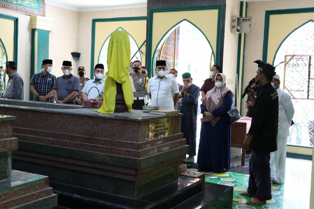 Kapolresta Pekanbaru Dampingi Kapolda Riau Ziarah ke Komplek Makam Marhum Pekan