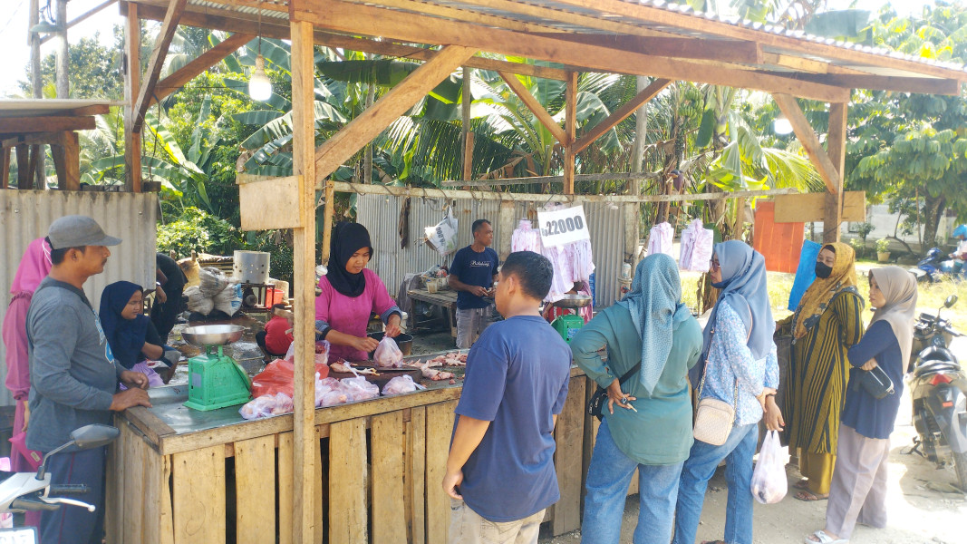 Turunnya Harga Daging Ayam Potong, Lapak Mbak Halimah Diserbu Pembeli