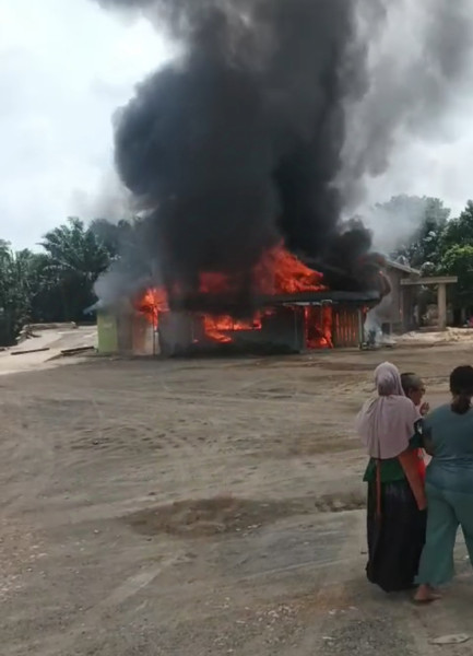 Sebuah Rumah di Batang Gansal Ludes Dilalap Si Jago Merah