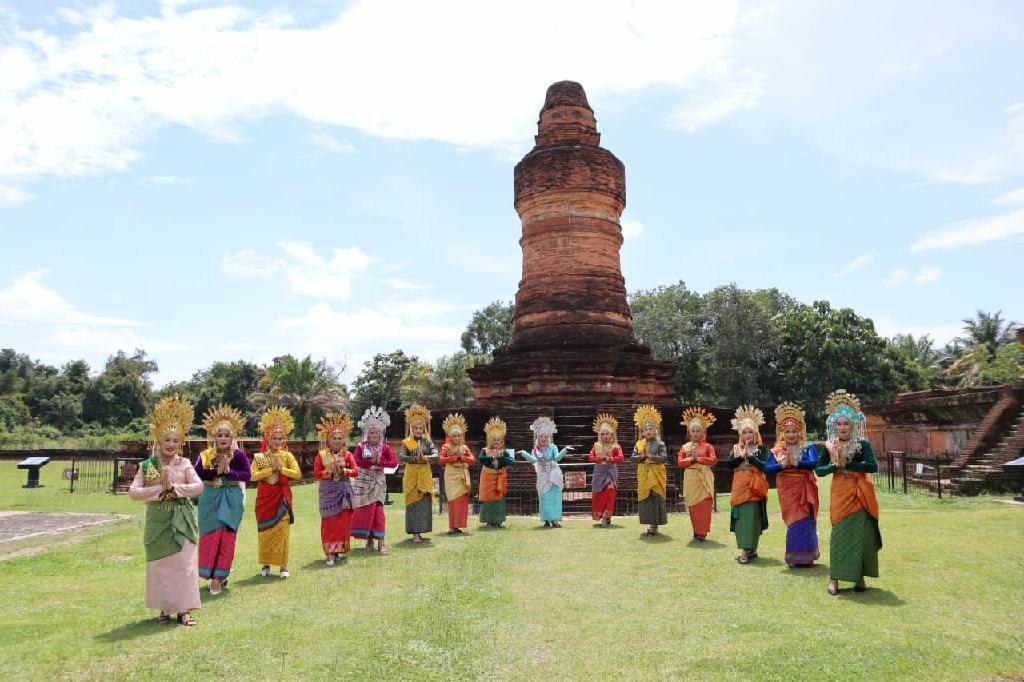 Puluhan Bhayangkari Kampar Kunjungi Candi Muara Takus Dengan Berpakaian Adat, Ada Apa?