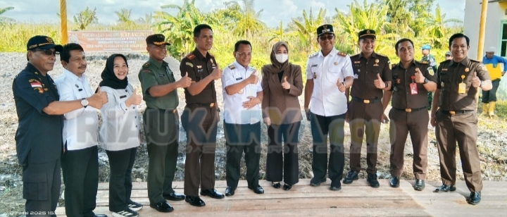 Bentuk Transparansi ke Publik, Kejari Rohil Musnahkan Barang Bukti 800 Lebih Ballpress dengan Cara Ditanam