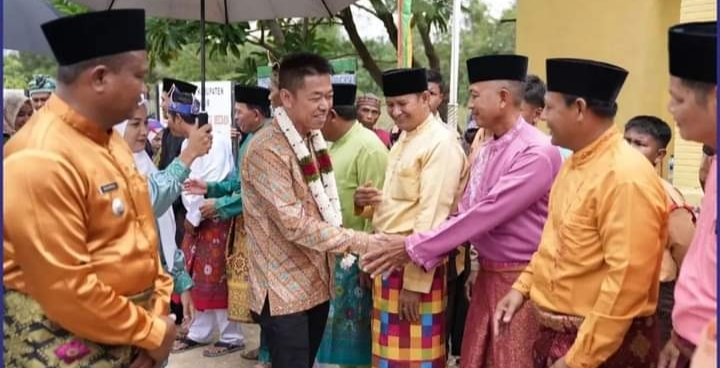 Jemput Bola, Bupati Rohil Pantau Perekaman e-KTP di Tanjung Medan