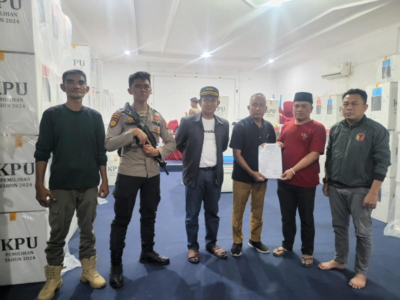 Pengamanan Logistik Pemilu di Gudang PPK Kecamatan Kateman Diperketat, Polsek Kateman Tempatkan Personel Bersenjata Lengkap