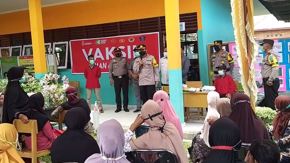 Kunjungan Kapolres Kuansing ke Gerai Vaksin TNI POLRI di Simandolak Benai & Sukamaju Singingi Hilir
