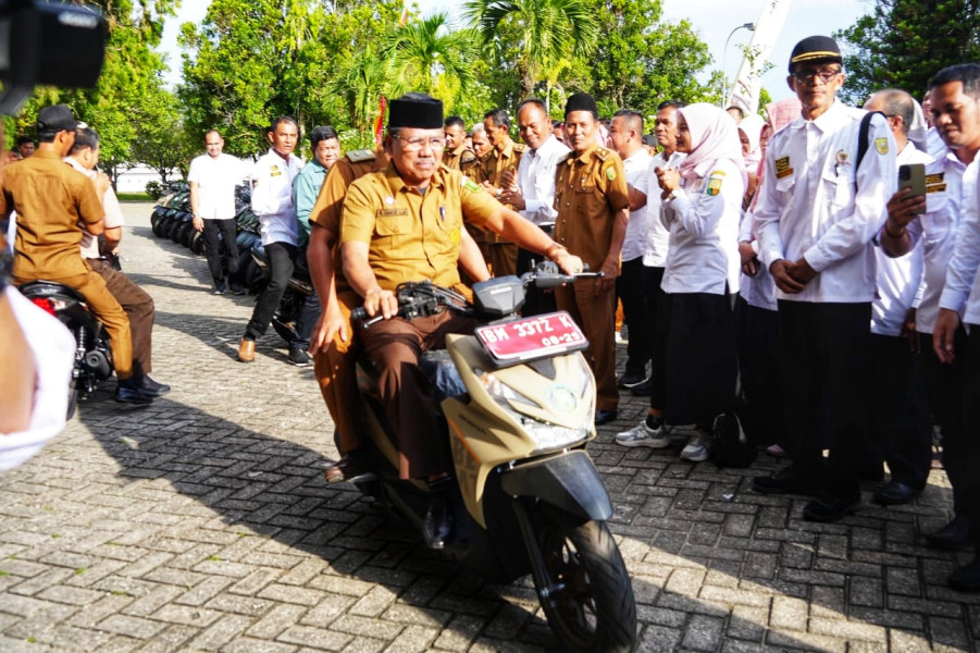 Perkuat Pelayanan Terhadap Masyarakat Desa, Bupati Suhardiman Serahkan Ratusan Motor Untuk Kades Se Kuansing Dan BPD