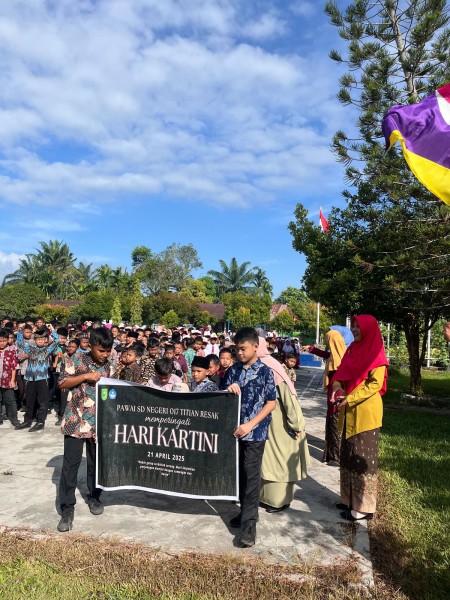 SDN 017 Titian Resak Gelar Upacara dan Pawai Peringati Hari Kartini