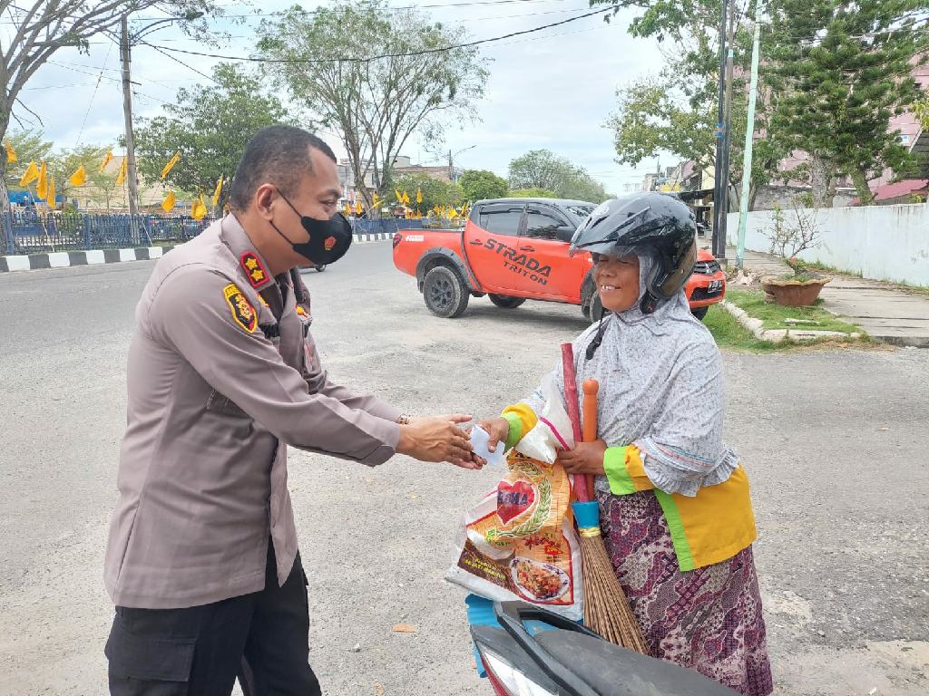 Kapolres Dumai Santuni Langsung  Masyarakat yang Kurang Beruntung