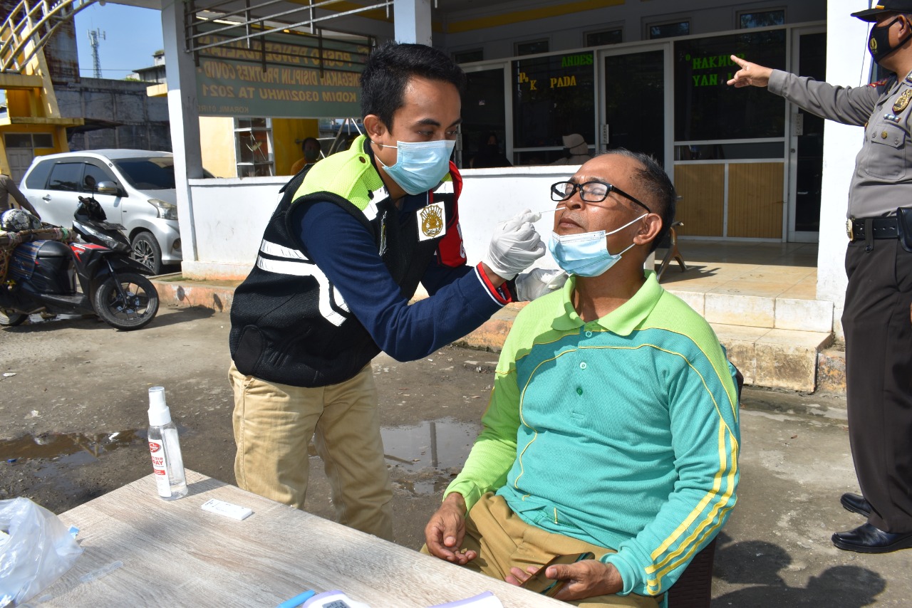 Polres Inhu Gelar Vaksinasi di Halaman Pasar Rakyat Rengat, Juga Bagikan Sembako