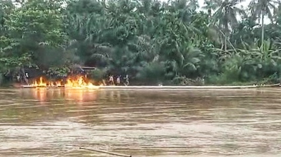 Pacu Jalur Di INHU Ricuh Atlet Baku Hantam, Perahu Dibakar