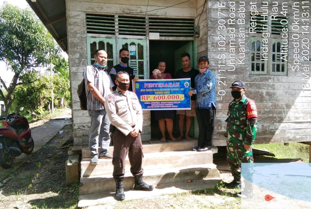 Dikawal TNI-Polri dan Camat, Pemerintah Desa Sungai Guntung Hilir Salurkan BLT Dana Desa
