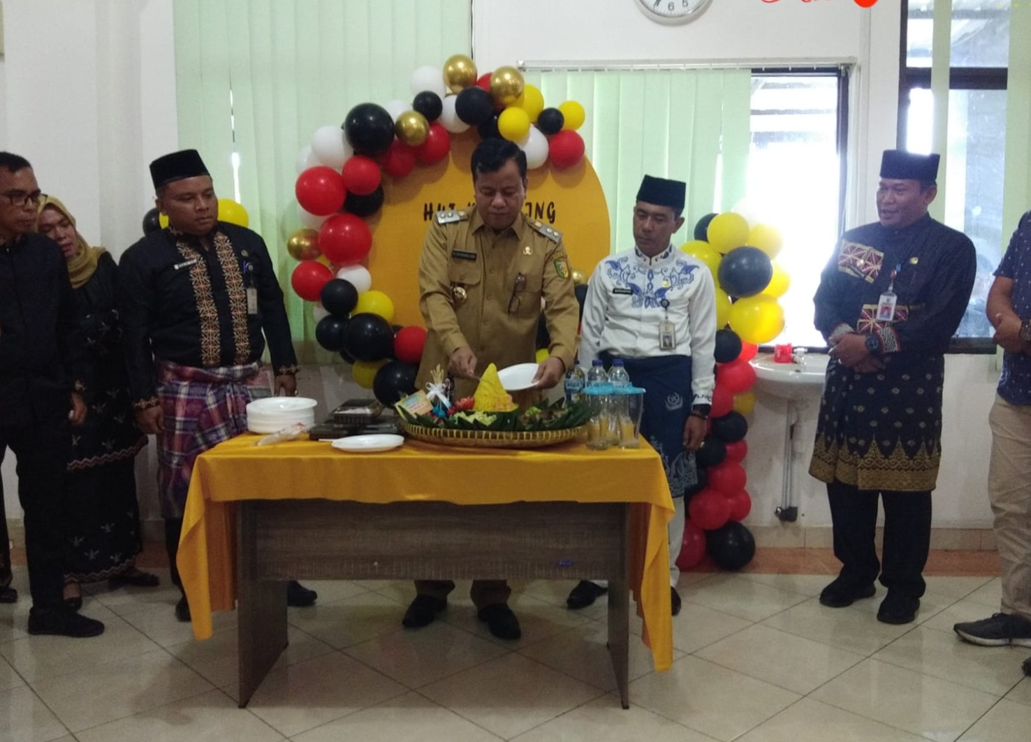 Potong Tumpeng Sempena HUT Kuansing Suhardiman Apresiasi  PMPTSP Naker 
