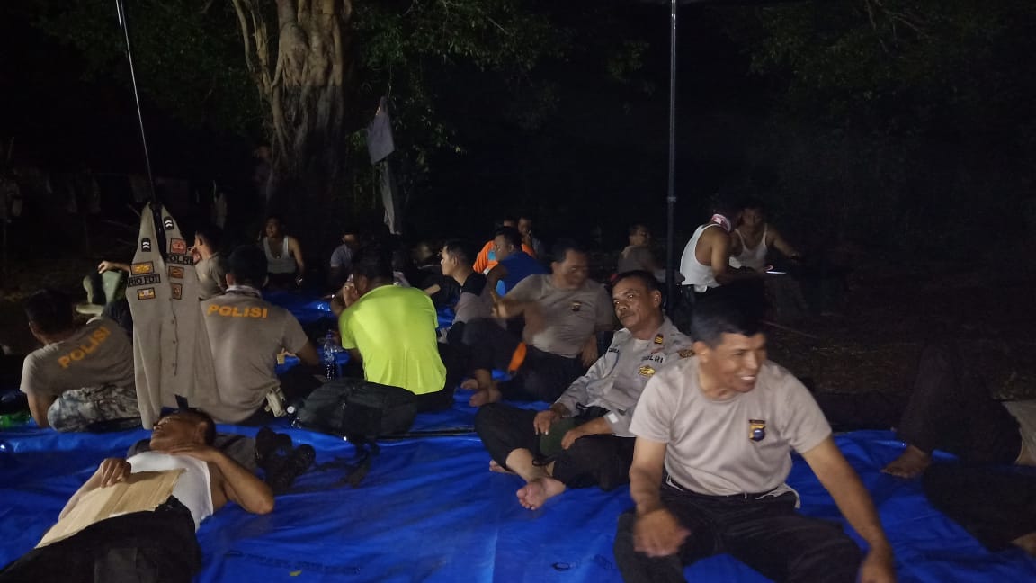 Demi Padamkan Titik Api, Puluhan Personil Polres Inhu Harus Tidur Dalam Hutan