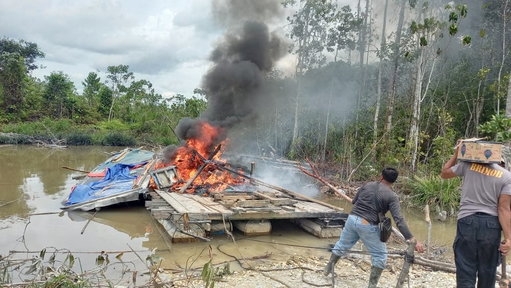 Meresahkan 6 Rakit PETI Dimusnahkan Oleh Polsek Kuantan Hilir