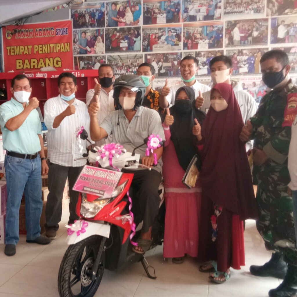 Warga Batang Cenaku Dapat Undian Sepeda Motor dari Tanah Abang Store