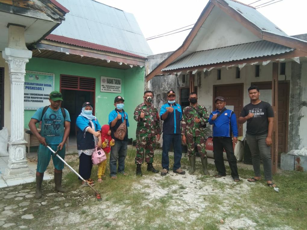 Bersihkan Pekarangan Kantor Kelurahan, Karang Taruna Tangkerang Barat dan Babinsa Goro Bersama