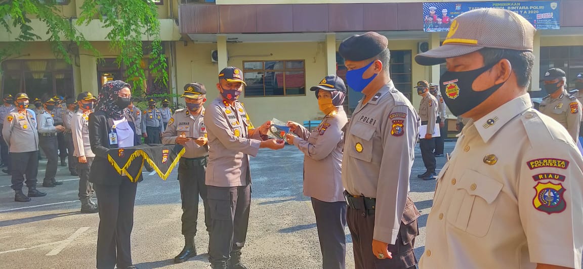 Wakapolresta Pekanbaru Bagikan Masker Berlambang TNI-Polri Kepada Personil