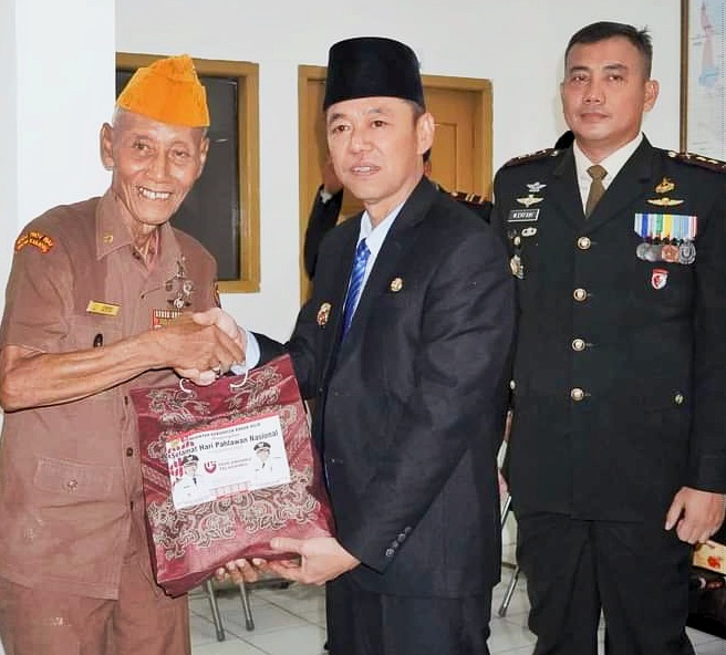 Bertemu Veteran, Bupati Rohil Berikan Penghargaan dan Bingkisan