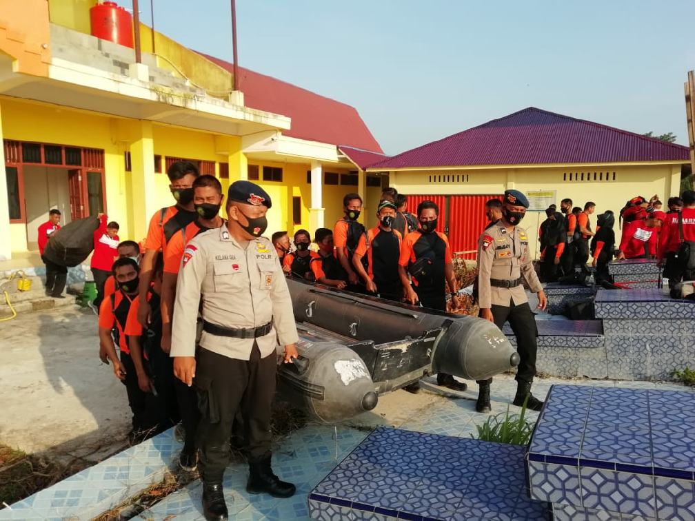 Brimob Riau Ikuti Latihan Gabungan Pengoperasian Perahu Karet dan Motor Tempel 
