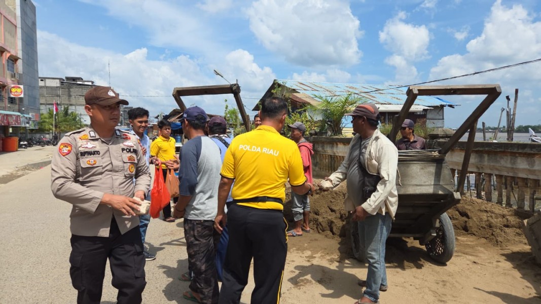 Polsek Kateman Gelar Jumat Barokah: Berbagi Nasi Bungkus untuk Warga Kurang Mampu di Kelurahan Tagaraja