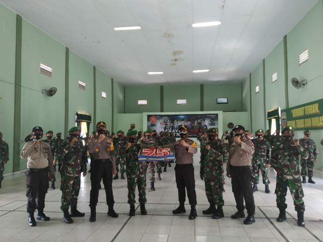 Peringati HUT TNI ke-75, Polres Dumai Sambangi dan Beri Kejutan ke Mako TNI