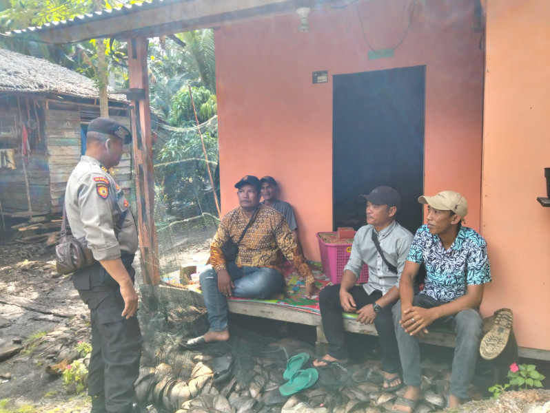 Kanit Samapta Sosialisasikan Pilkada Damai di Pasar Sungai Guntung