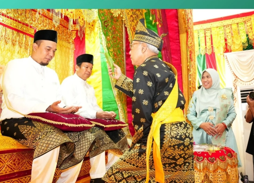 Tiba di Indragiri Hulu, Bupati Ade dan Wakil Bupati Hendrizal Disambut Seluruh Lapisan Masyarakat Jalani Prosesi Adat Tepuk Tapung Tawar