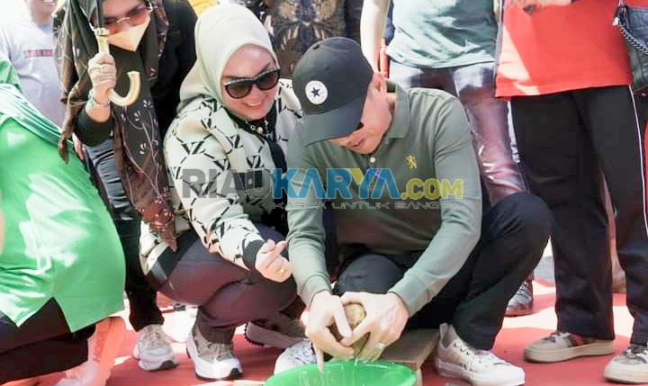 Lomba Hiburan Rakyat Meriahkan HUT Rohil ke-23, Bupati-Ketua PKK Ikut Kukur Kelapa
