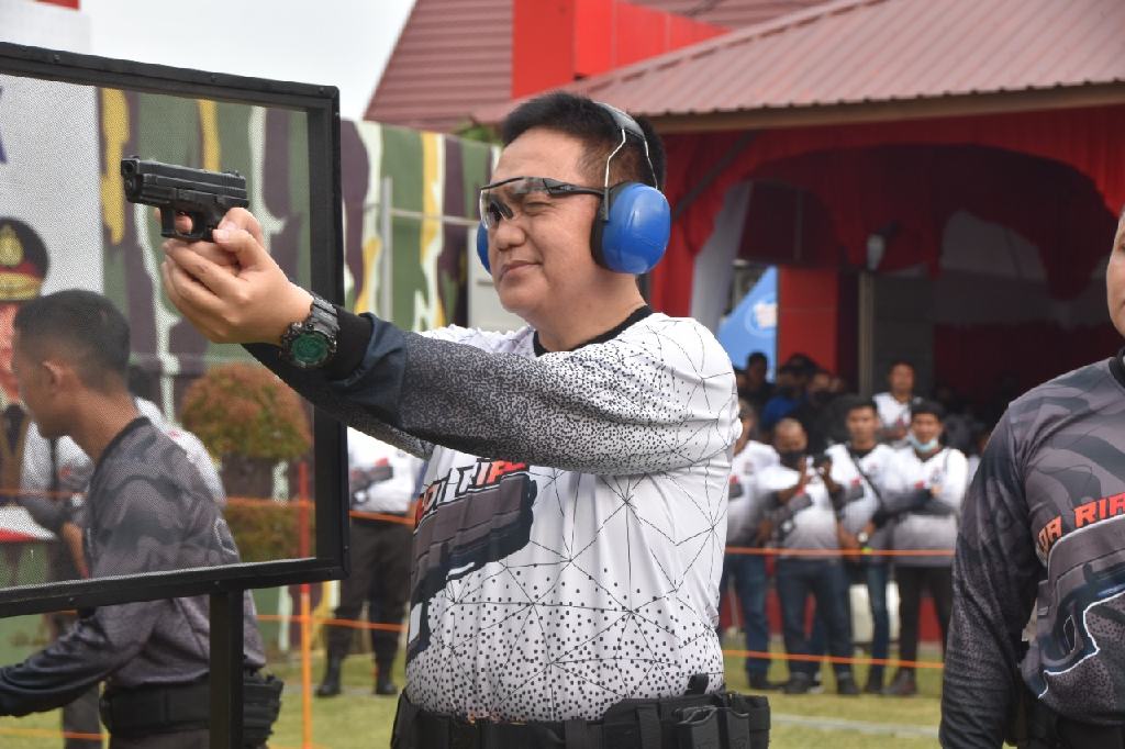 Lomba Menembak Meriahkan HUT Bhayangkara ke-76 di Lapangan Tembak Harimau Kampar