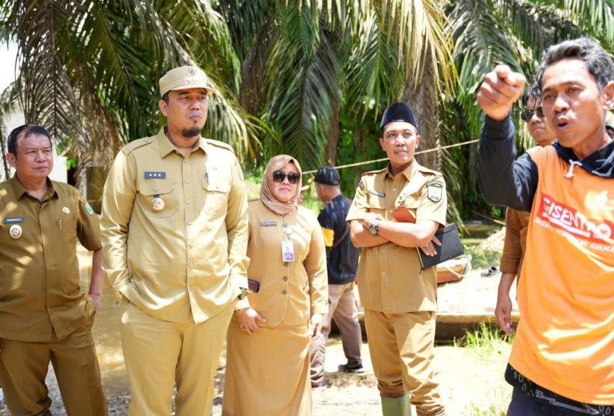Bupati dan Wabup Inhu Tinjau Langsung dan Salurkan Bantuan WargaTerdampak Banjir di Rantau Mapesai