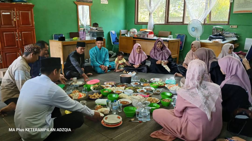 Sambut Bulan Ramadhan MTs Adzqia Gelar Doa dan Makan Bersama