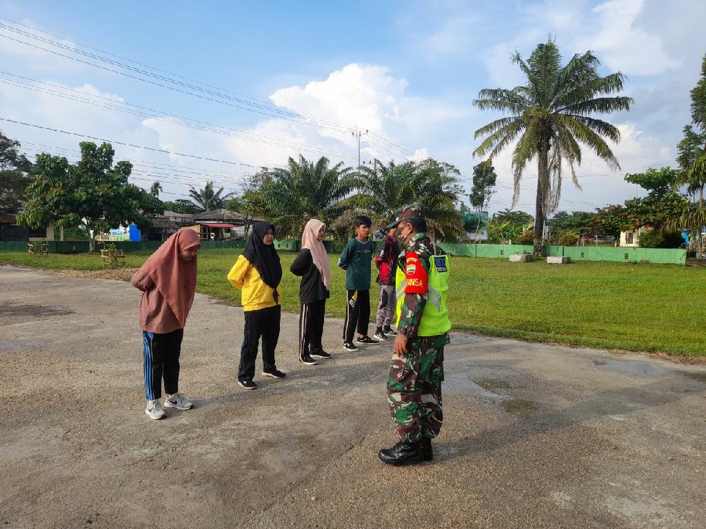 Jelang Seleksi Paskibra, Siswa-siswi Gabungan Ikuti Pelatihan PBB di Koramil 05/Peranap