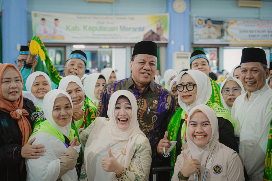 Bupati Kuansing dan Bupati Rokan Hulu Melepas Keberangkatan 445 Jemaah Calon Haji Tergabung Dalam Kloter VIII di Embarkasi Haji Batam
