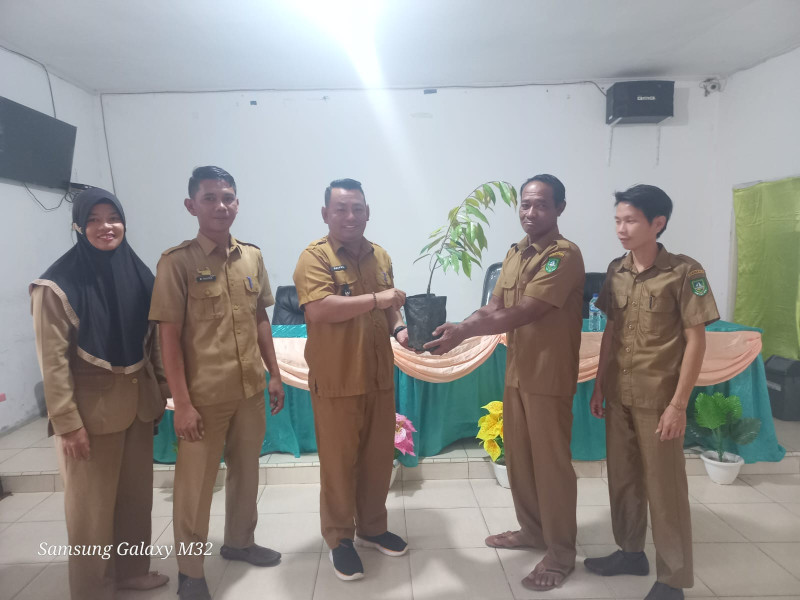 Pemdes Tanjung Medang serahkan 570 Bibit Durian Montong Kepada Masyarakat Pemanfaatan Program Bermasa