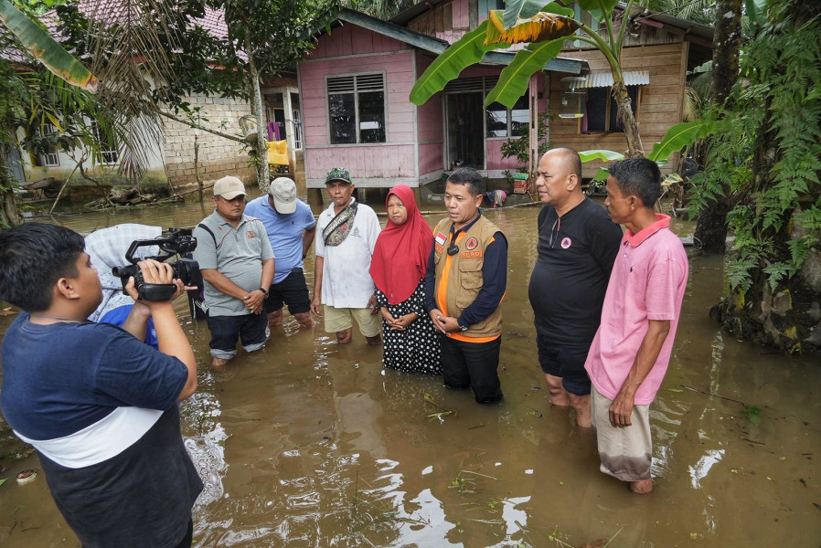 Tinjau Banjir Di Cerenti Sekda Langsung Salurkan Bantuan