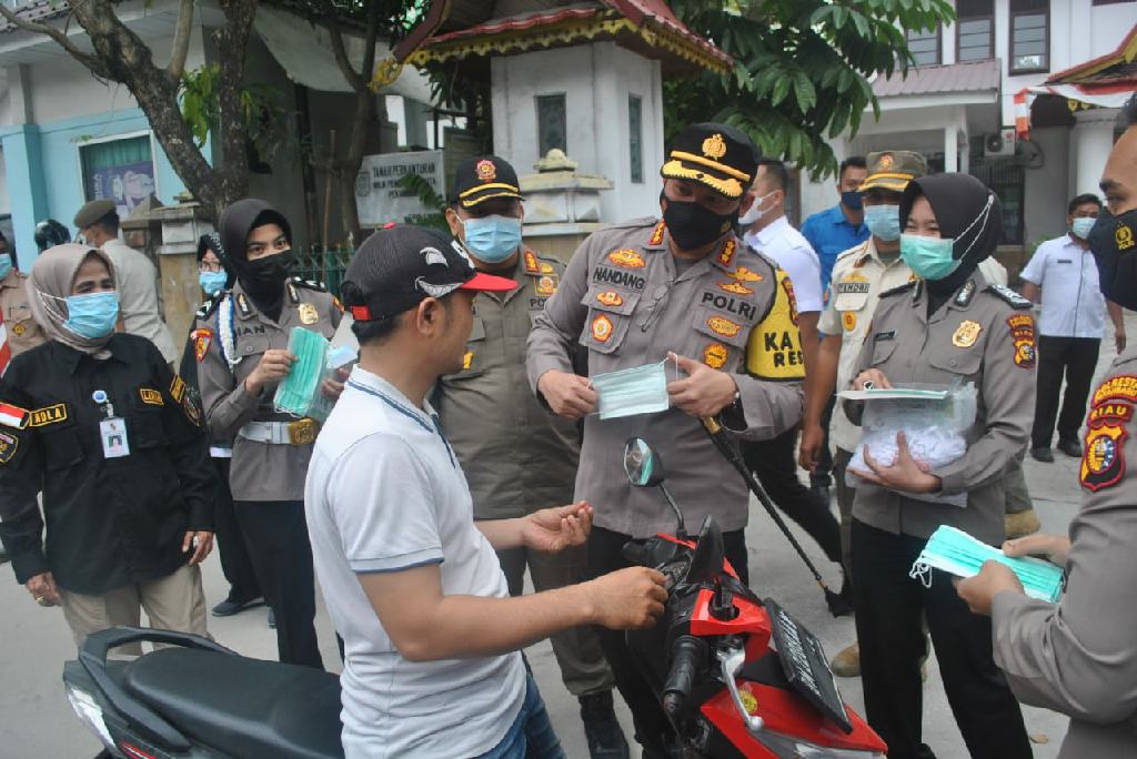 Usai Resmikan Posko PPKM, Kapolresta Turut Bagikan Masker ke Pengguna Jalan 