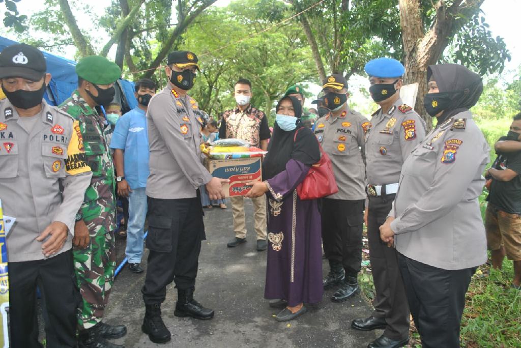 Kapolresta Pekanbaru Tinjau dan Bagikan Sembako serta Jamin Keamanan Korban Banjir