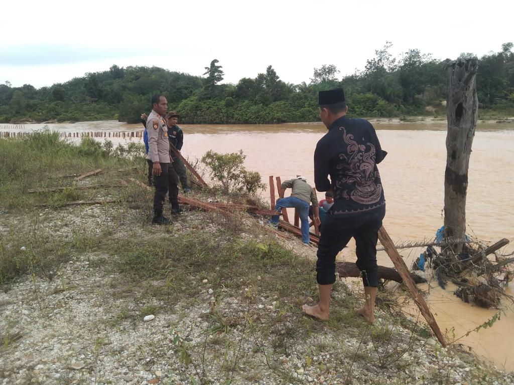 Kapolsek Singingi, Camat Singingi Dan Warga Gotong Royong Membuat Turap Sungai Kandi Kelurahan Muara