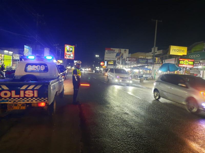 Berikan Rasa Aman di Malam Hari, Polsek Seberida Laksanakan Ptroli Blue Light