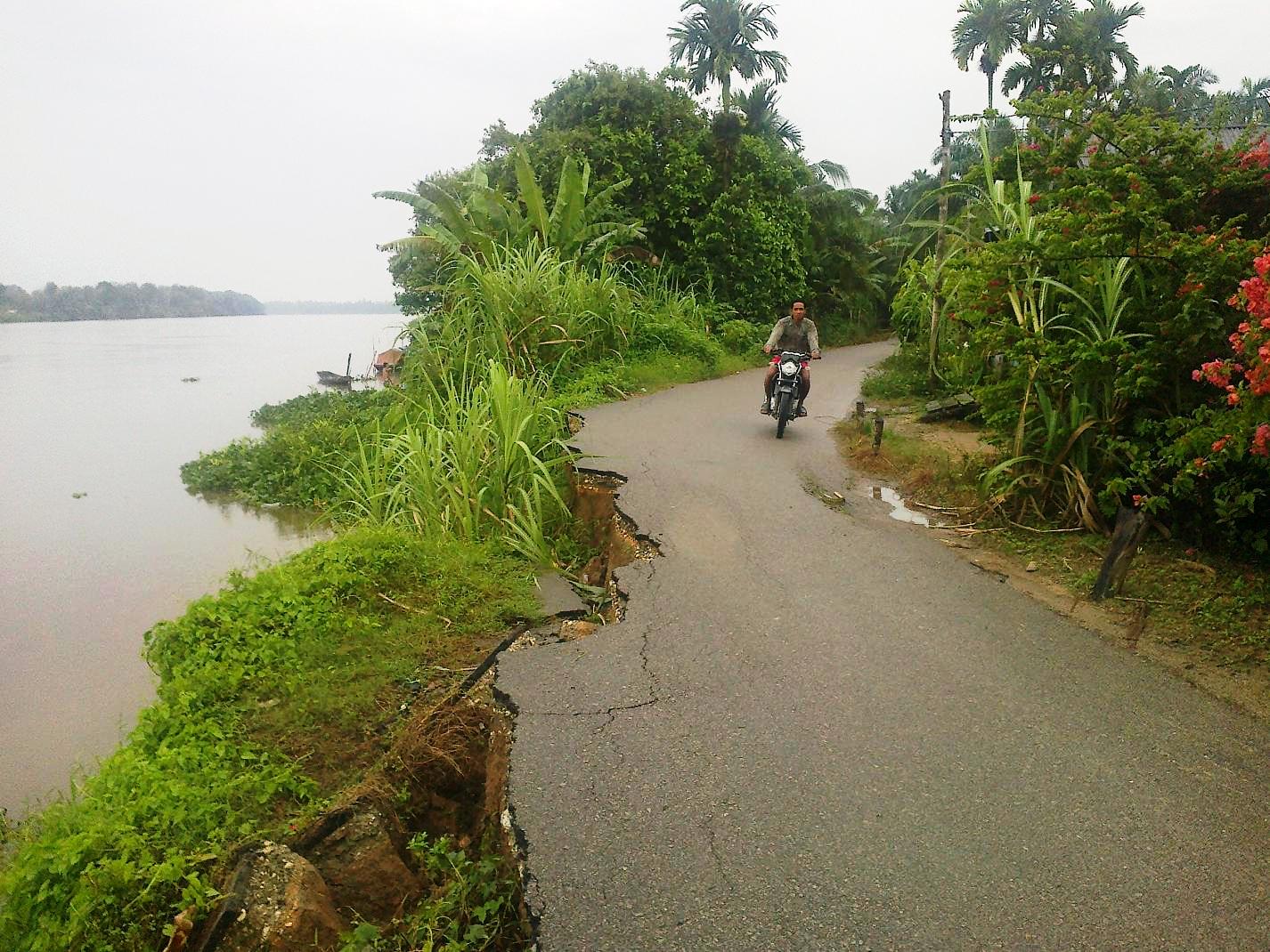 Jalan Desa Pulau Jumat Nyaris Putus
