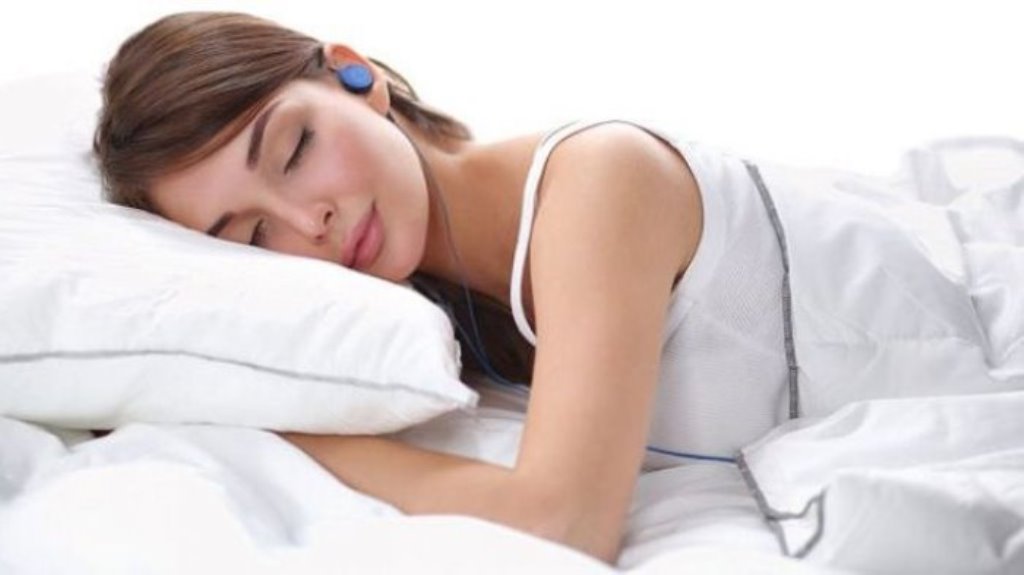 Jangan Mendengarkan Musik Pakai Earphone saat Tidur? Ini Bahayanya