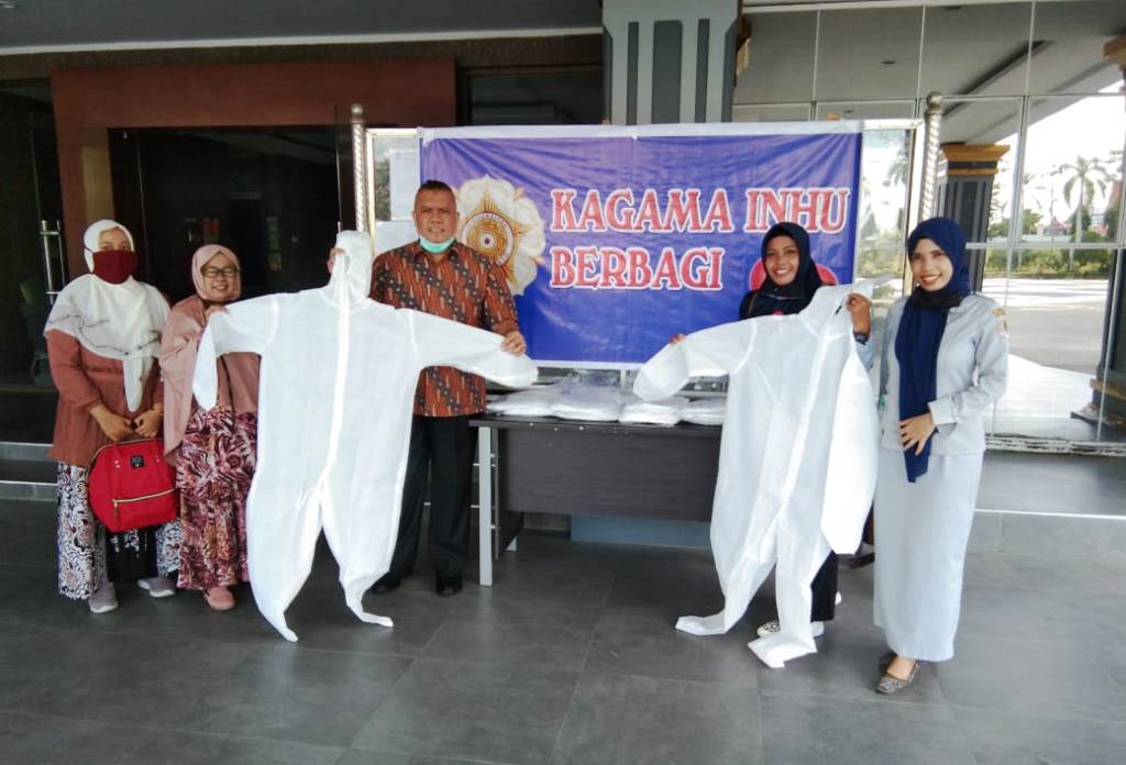 Keluarga Alumni Universitas Gadjah Mada Serahkan Bantuan APD untuk Tenaga Medis ke Bupati Inhu