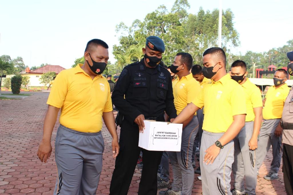 Jum'at Barokah Personel Batalyon B Pelopor Satuan Brimob Polda Riau