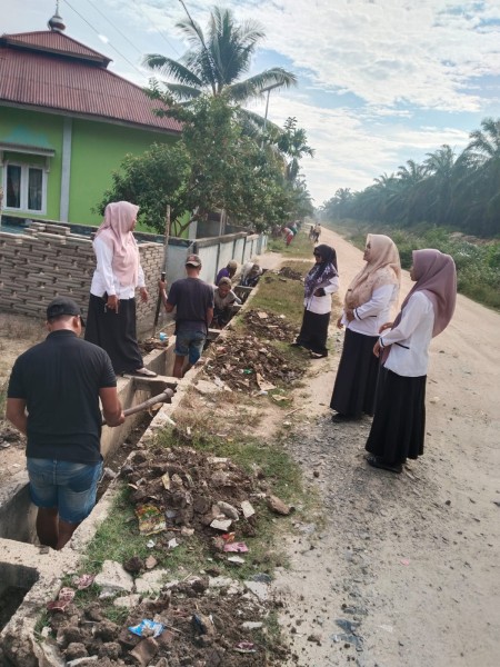 Desa Perkebunan Sungai Parit Bersihkan Drainase Lewat Program PKTD